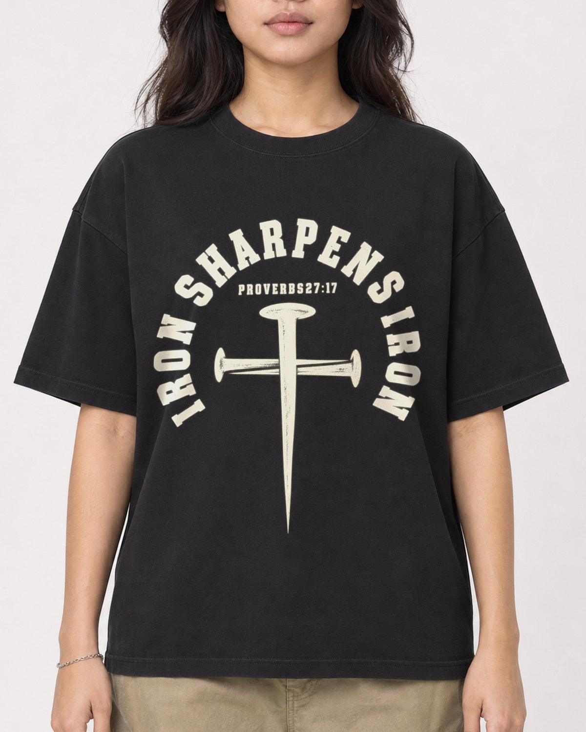 Mockup Boxy Heavyweight Tee Black female close-up 02