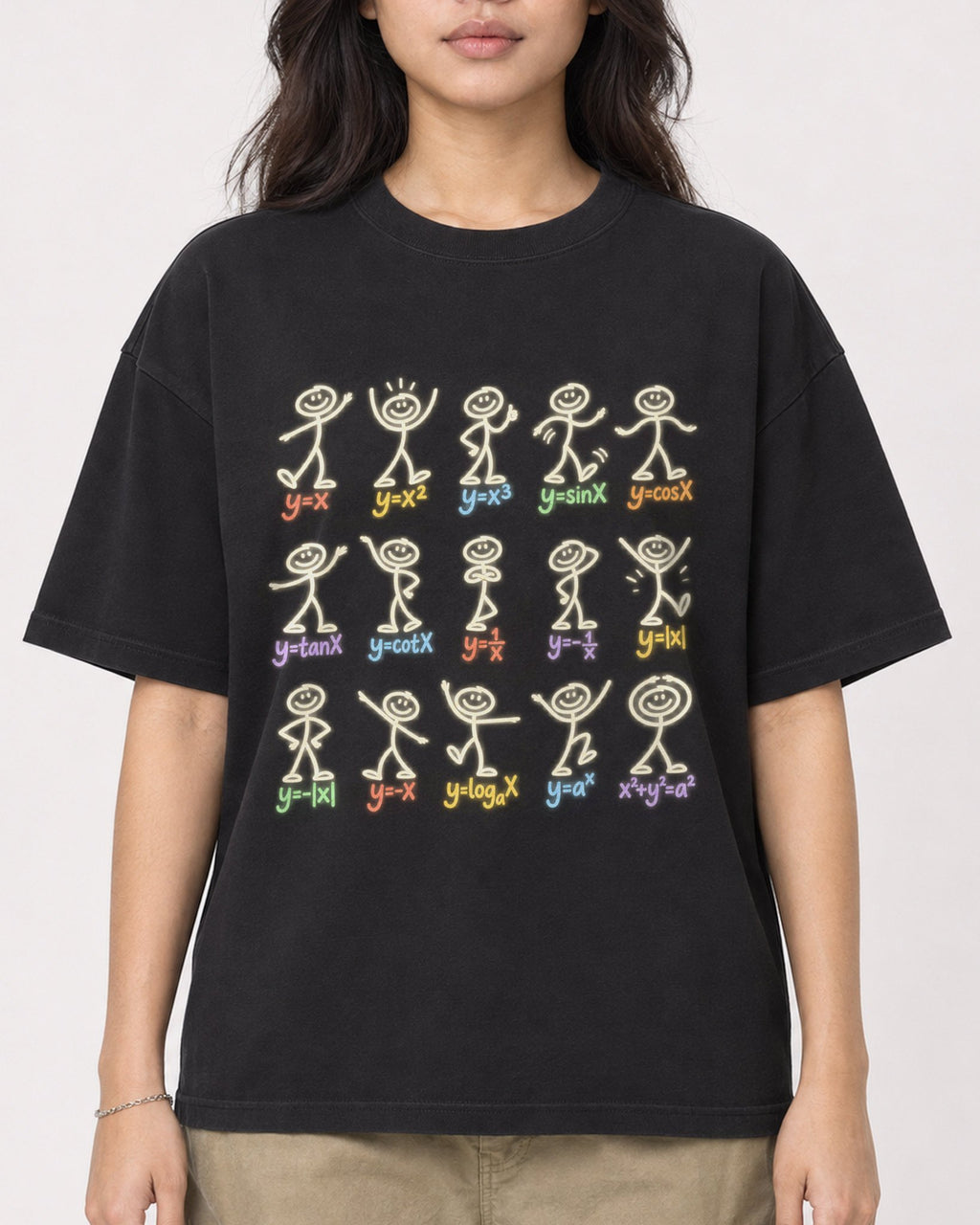 Mockup Boxy Heavyweight Tee Black female close-up 02