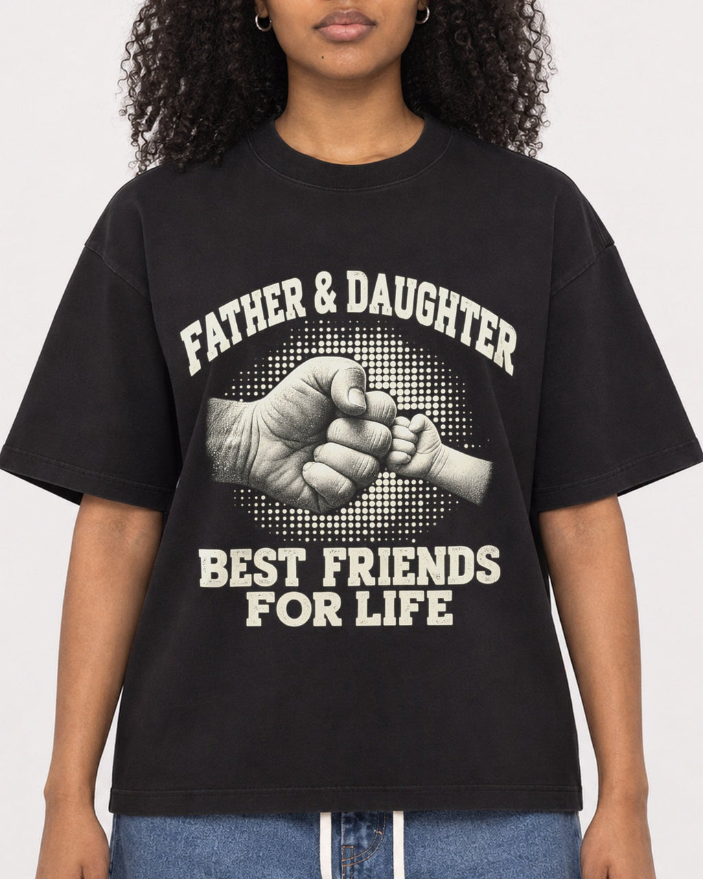 Mockup Boxy Heavyweight Tee Black female close-up 05