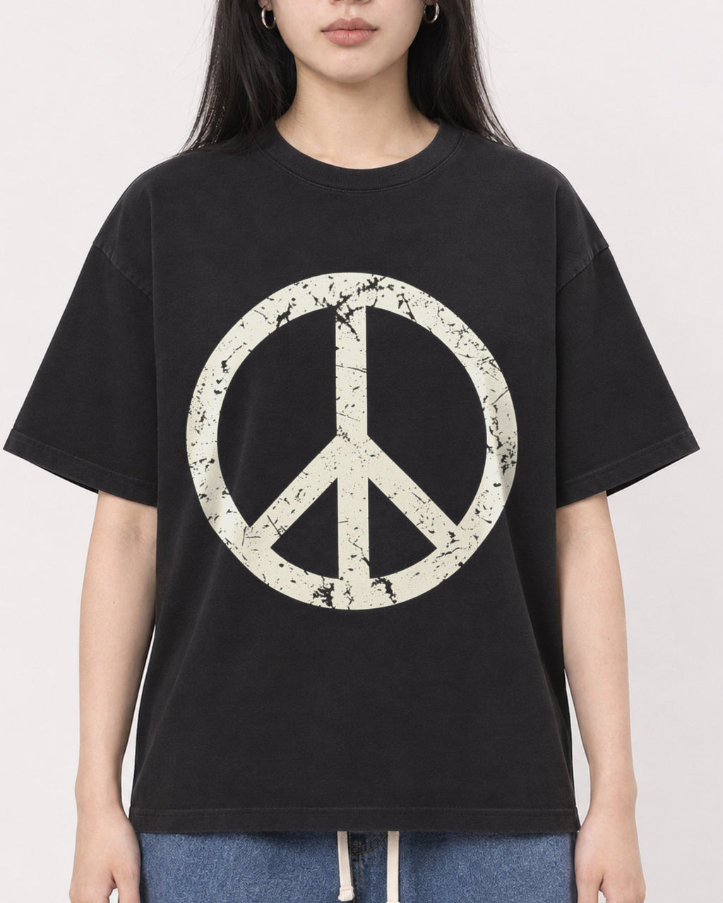 Mockup Boxy Heavyweight Tee Black female close-up 01
