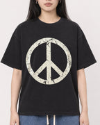 Mockup Boxy Heavyweight Tee Black female close-up 01