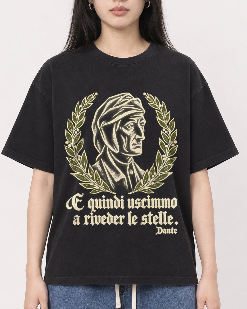 Mockup Boxy Heavyweight Tee Black female close-up 01