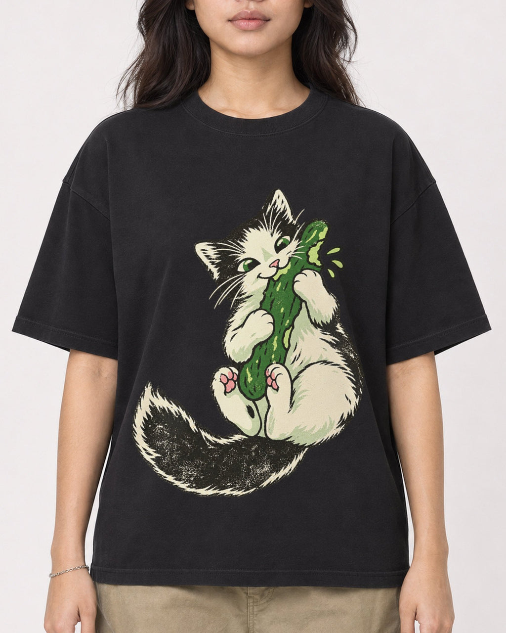 Mockup Boxy Heavyweight Tee Black female close-up 02
