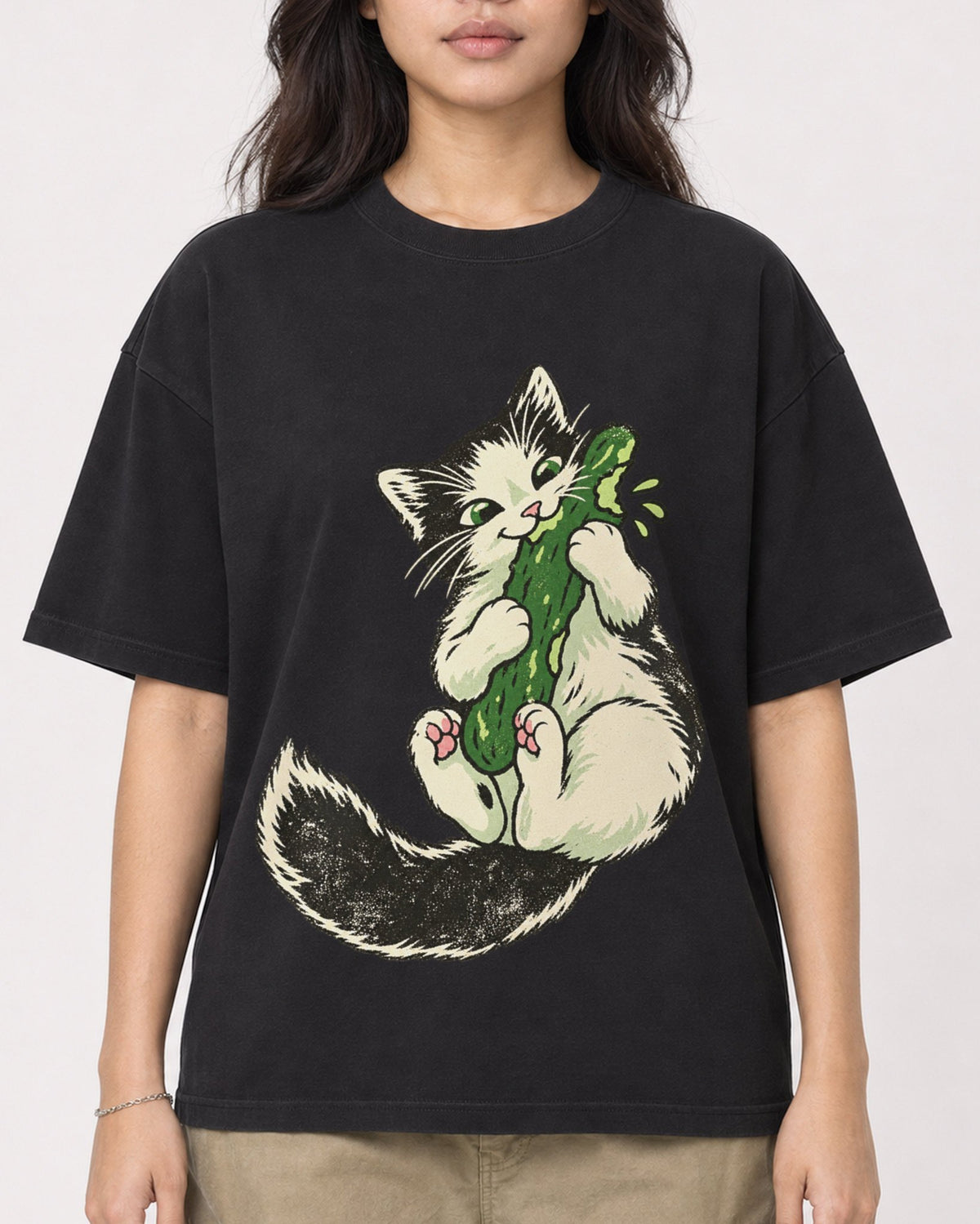 Mockup Boxy Heavyweight Tee Black female close-up 02