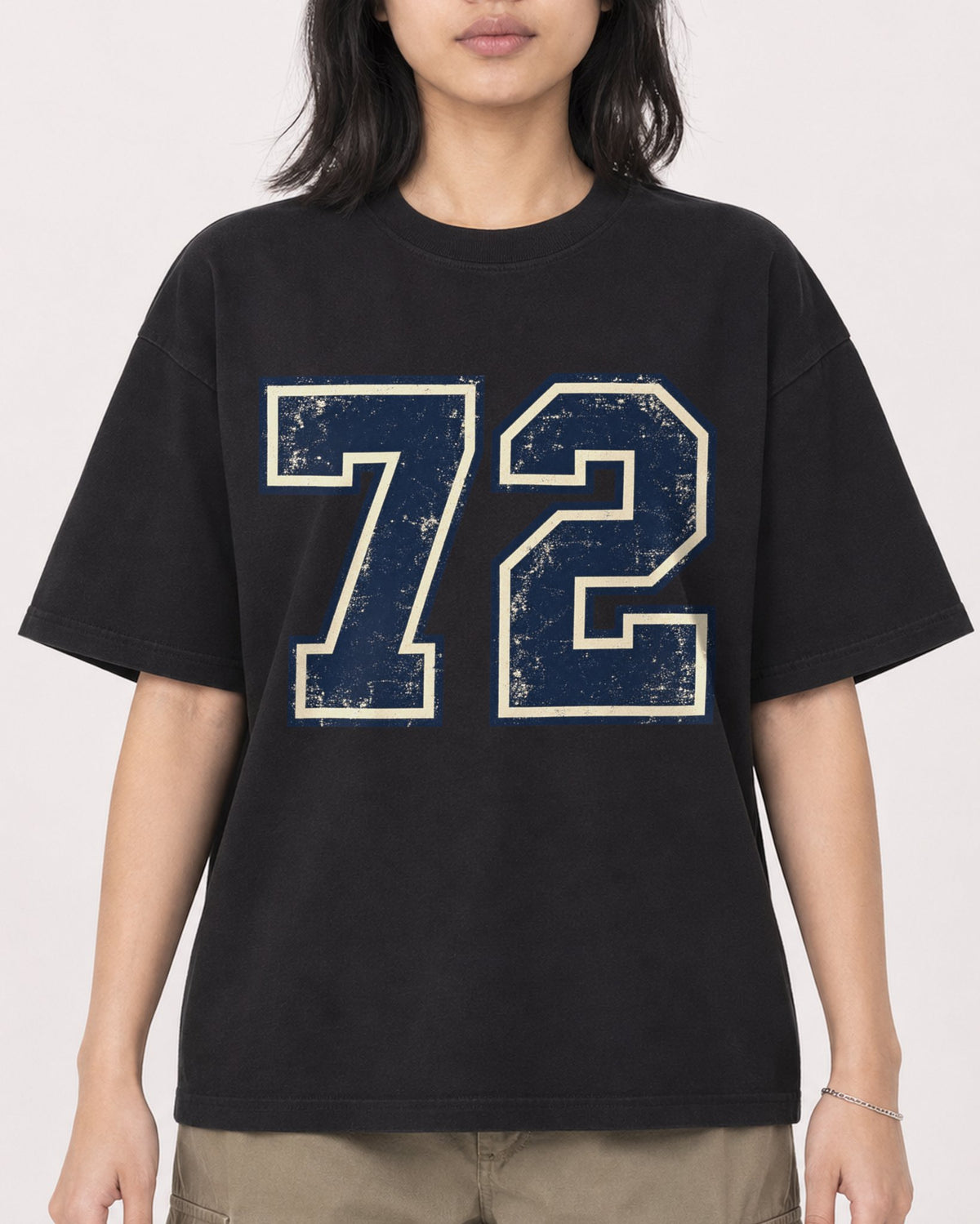 Mockup Boxy Heavyweight Tee Black female close-up 22