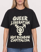 Mockup Boxy Heavyweight Tee Black female close-up 08