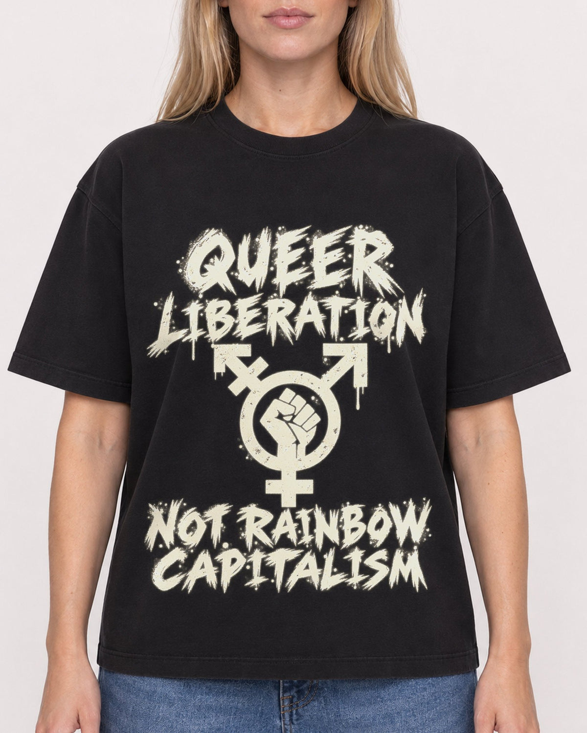 Mockup Boxy Heavyweight Tee Black female close-up 08