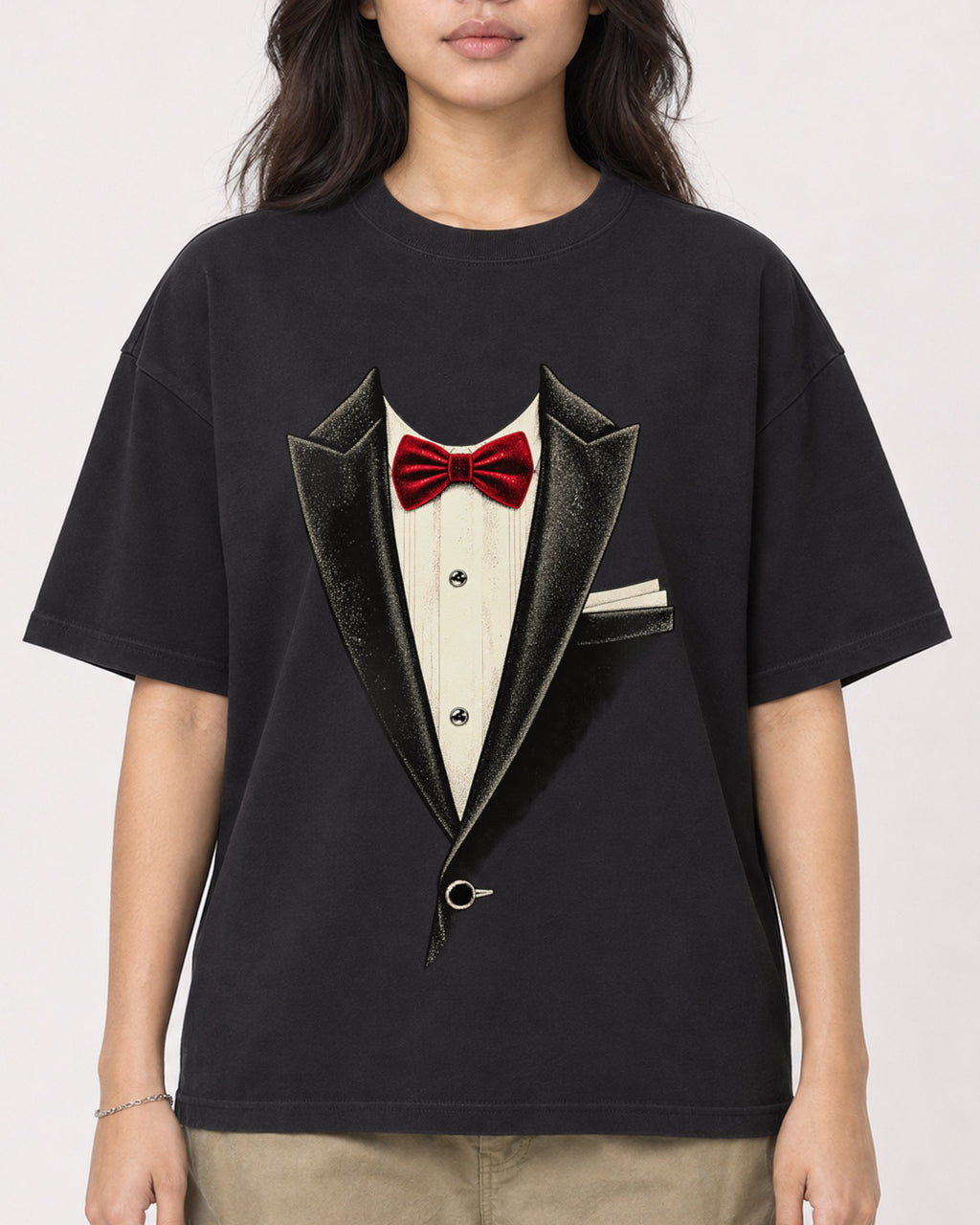 Mockup Boxy Heavyweight Tee Black female close-up 02