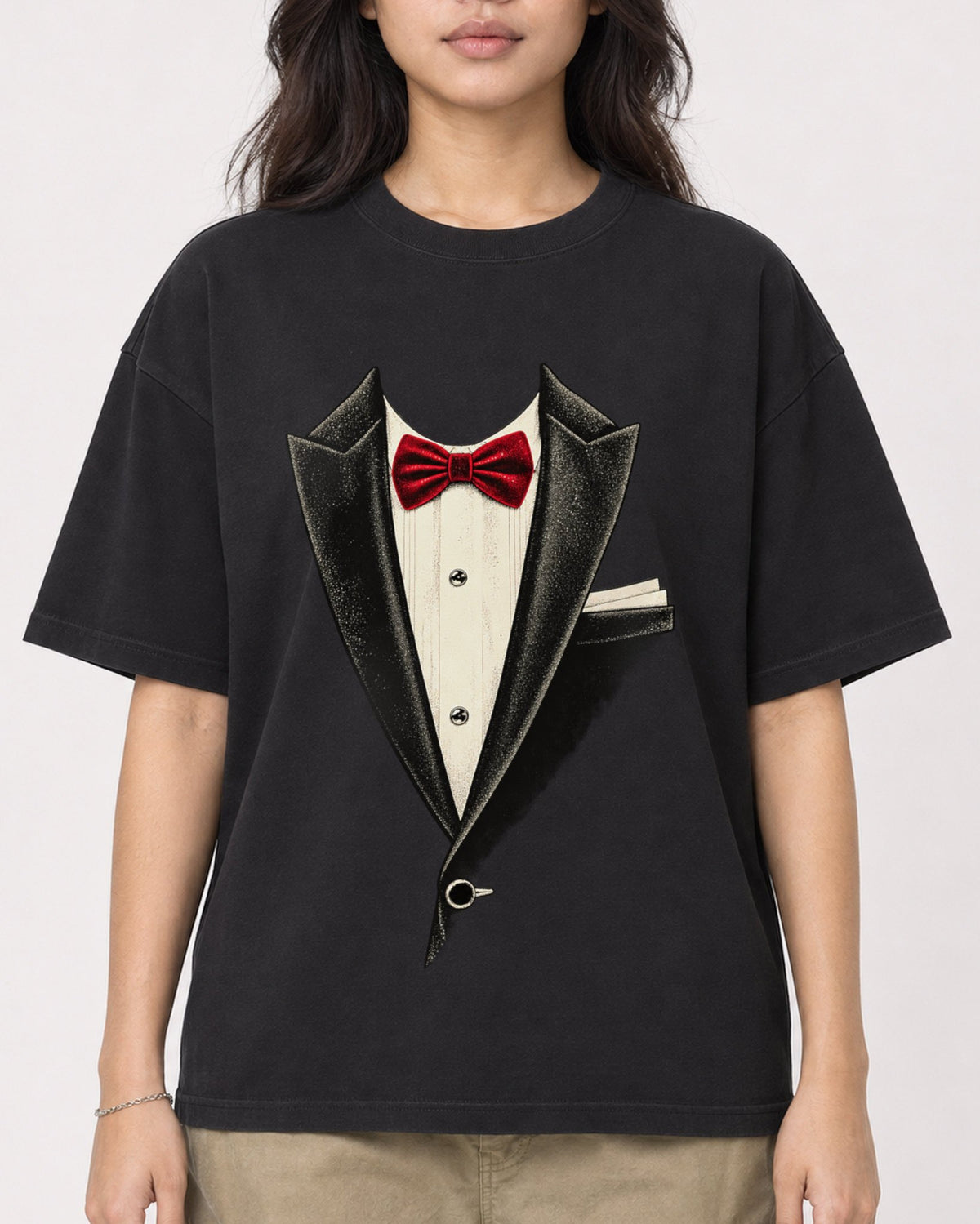 Mockup Boxy Heavyweight Tee Black female close-up 02