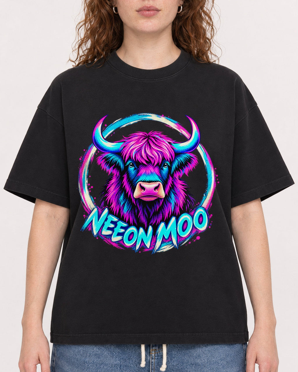 Mockup Boxy Heavyweight Tee Black female close-up 09
