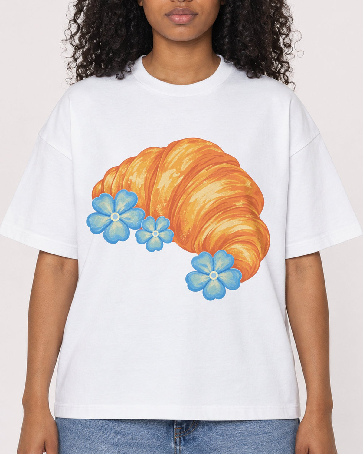 Mockup Boxy Heavyweight Tee White female close-up 05