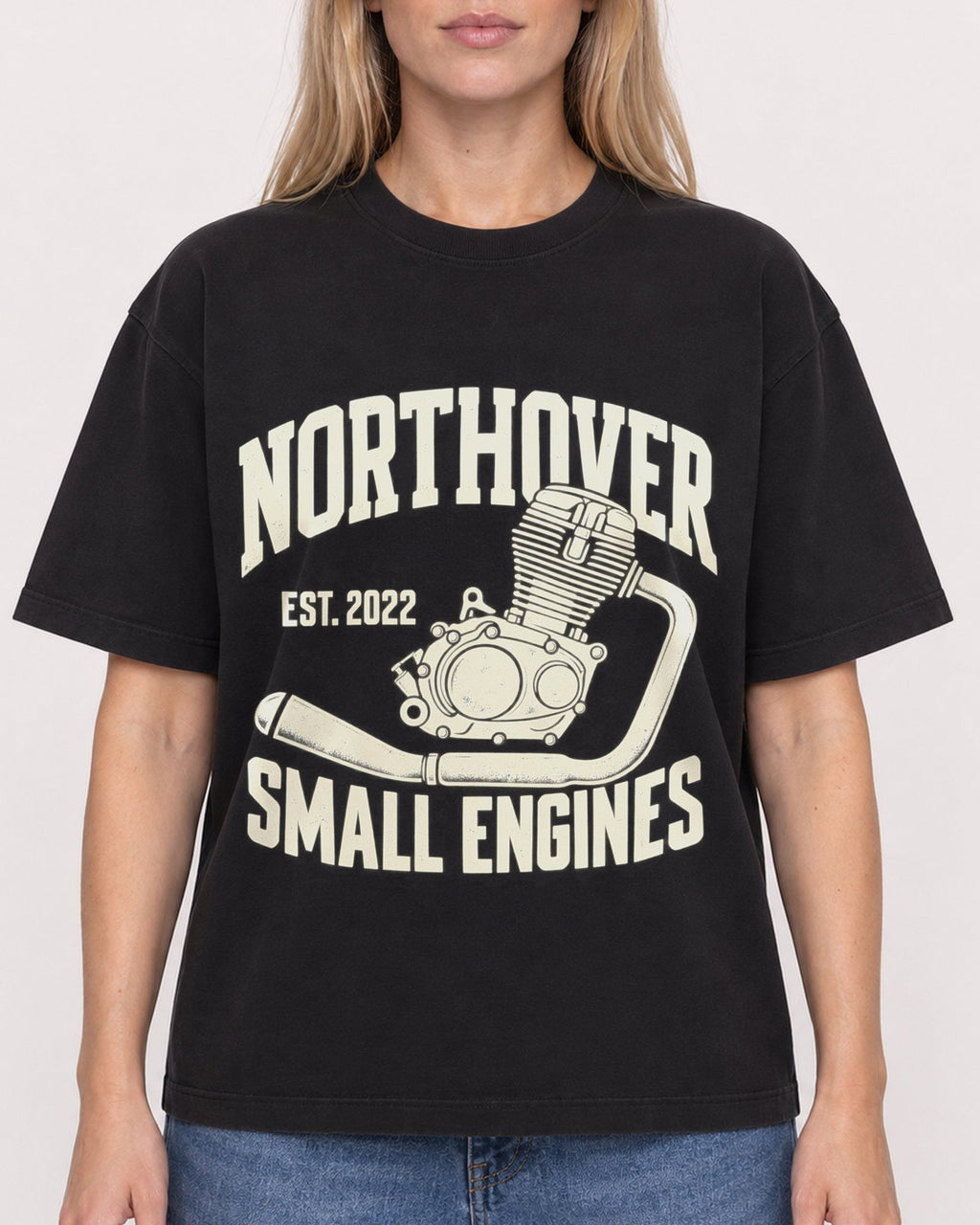 Mockup Boxy Heavyweight Tee Black female close-up 08
