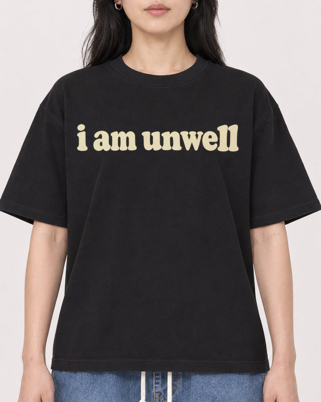 Mockup Boxy Heavyweight Tee Black female close-up 13