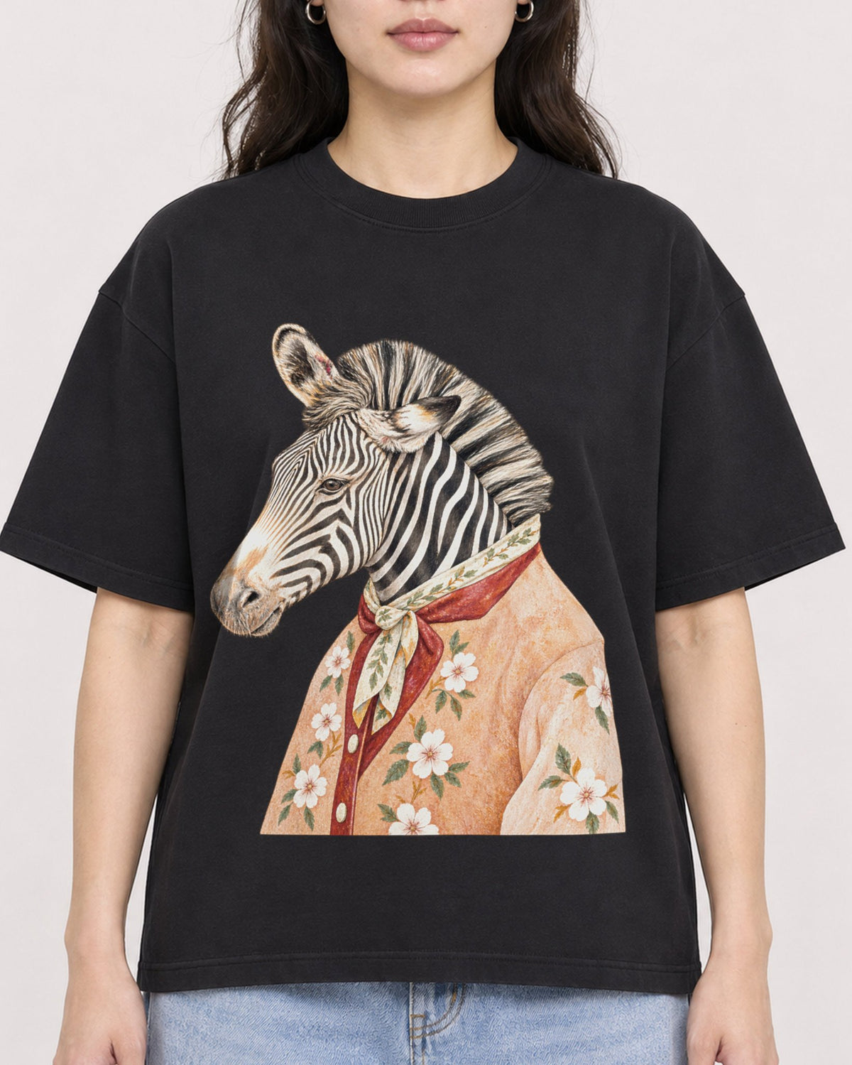 Mockup Boxy Heavyweight Tee Black female close-up 03