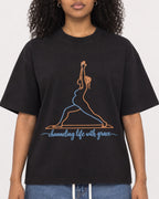 Mockup Boxy Heavyweight Tee Black female close-up 05