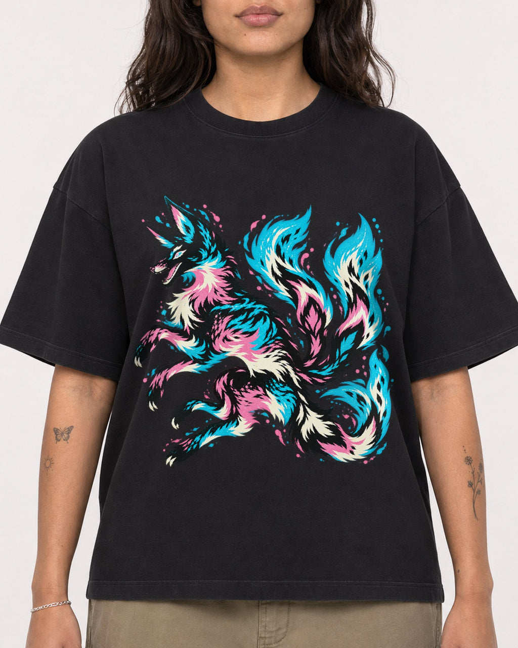 Mockup Boxy Heavyweight Tee Black female close-up 06