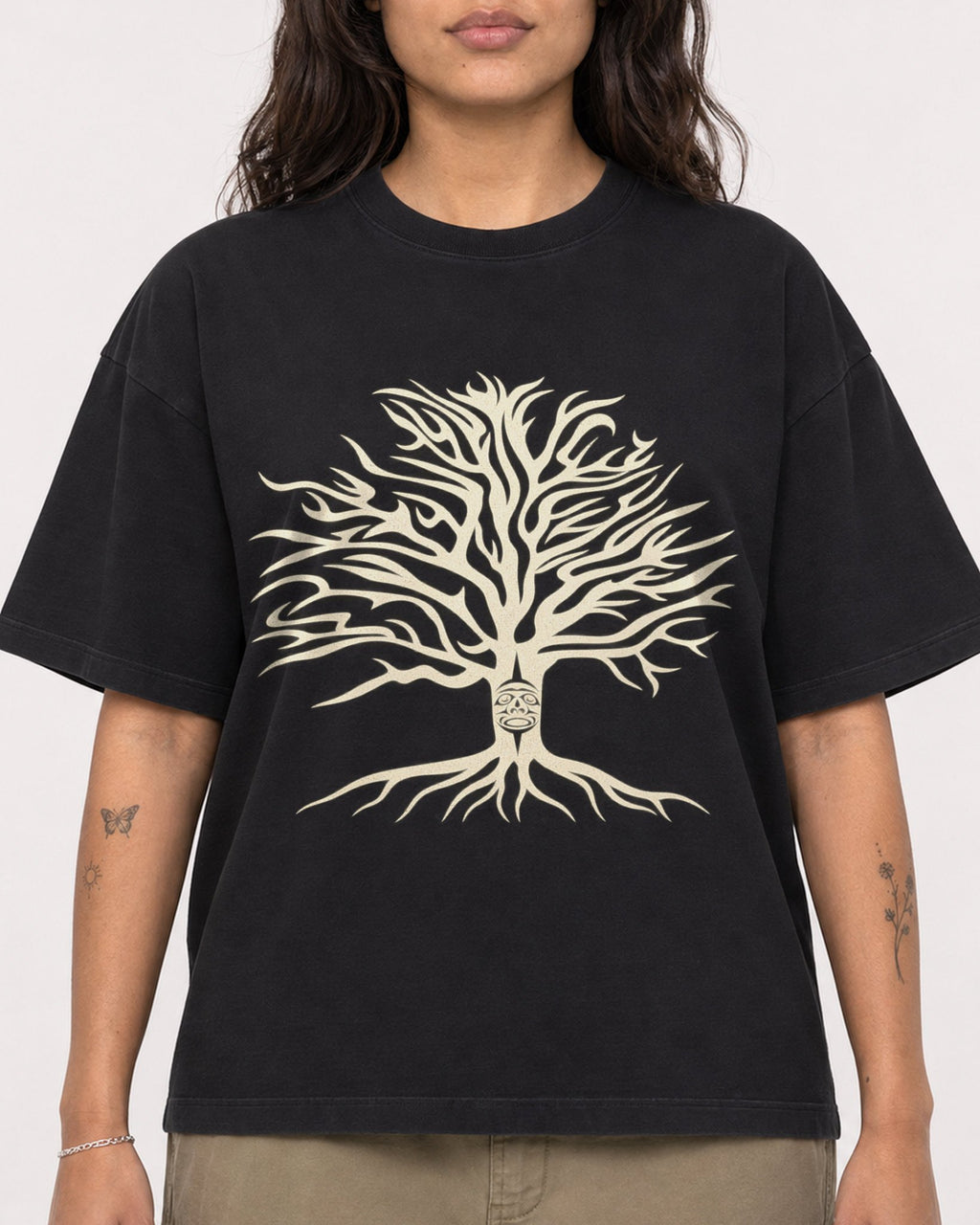 Mockup Boxy Heavyweight Tee Black female close-up 06