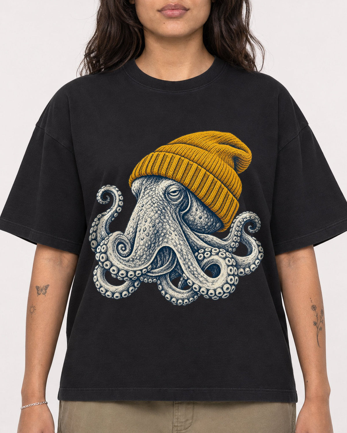 Mockup Boxy Heavyweight Tee Black female close-up 06