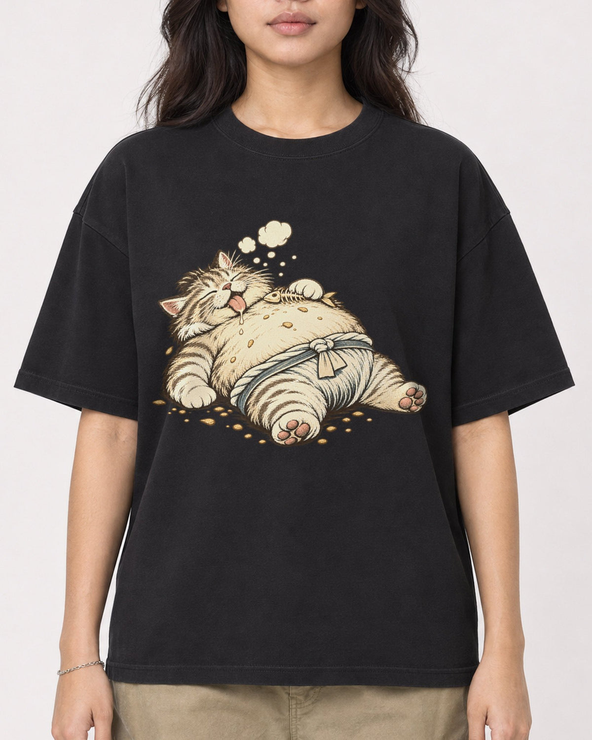 Mockup Boxy Heavyweight Tee Black female close-up 02
