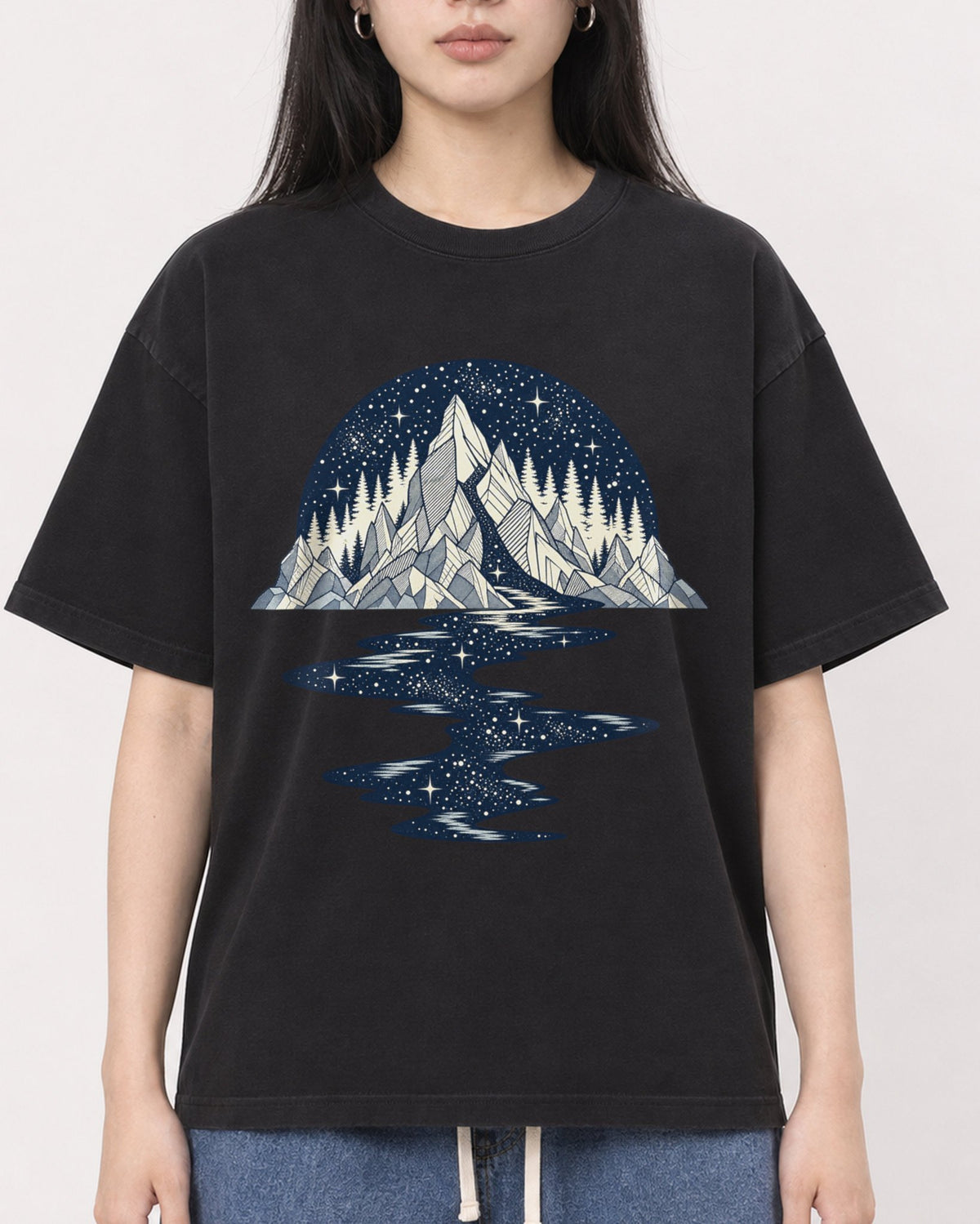 Mockup Boxy Heavyweight Tee Black female close-up 01