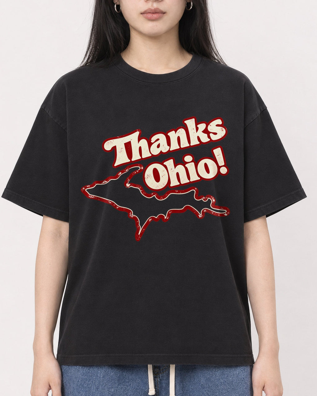 Mockup Boxy Heavyweight Tee Black female close-up 01