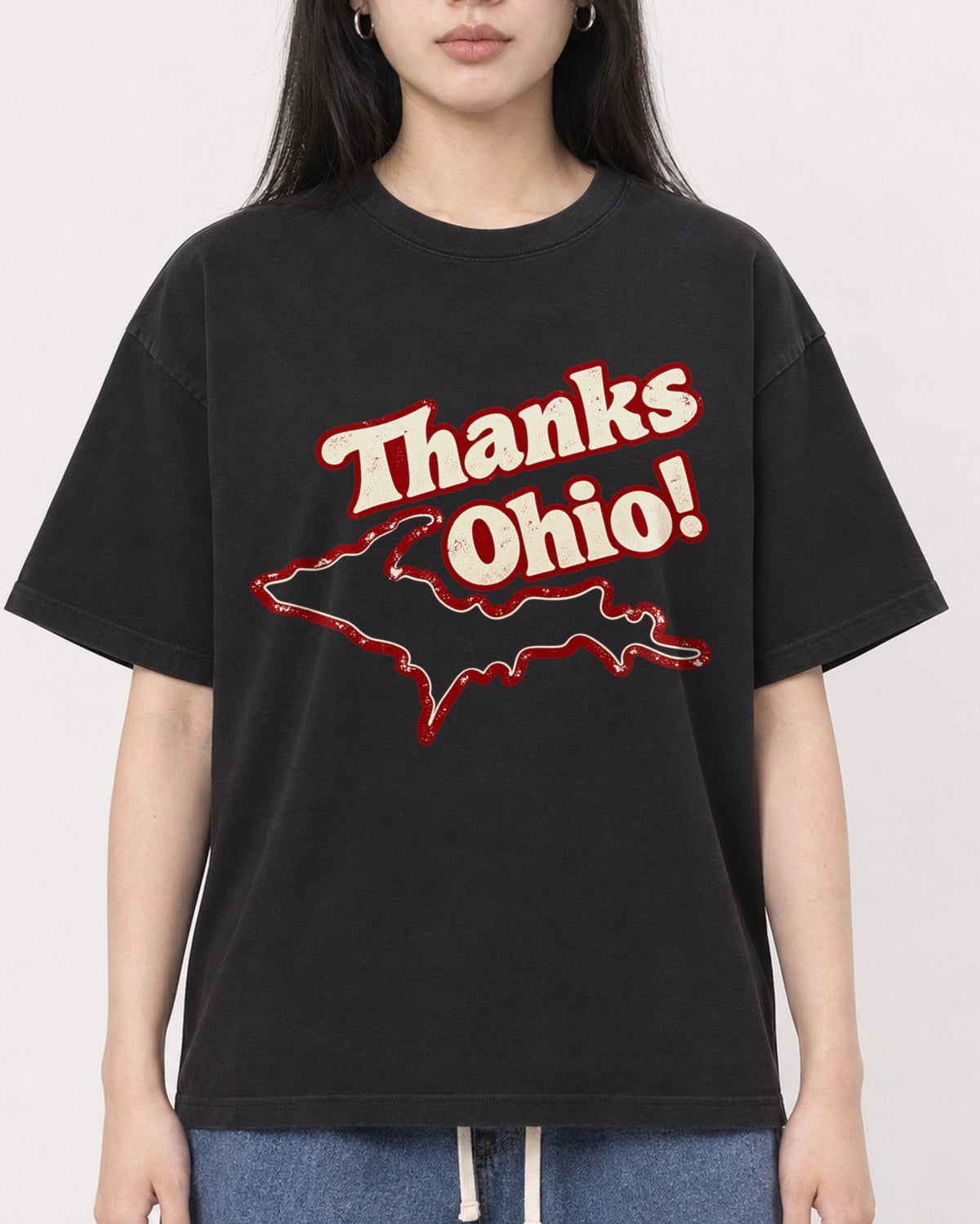 Mockup Boxy Heavyweight Tee Black female close-up 01