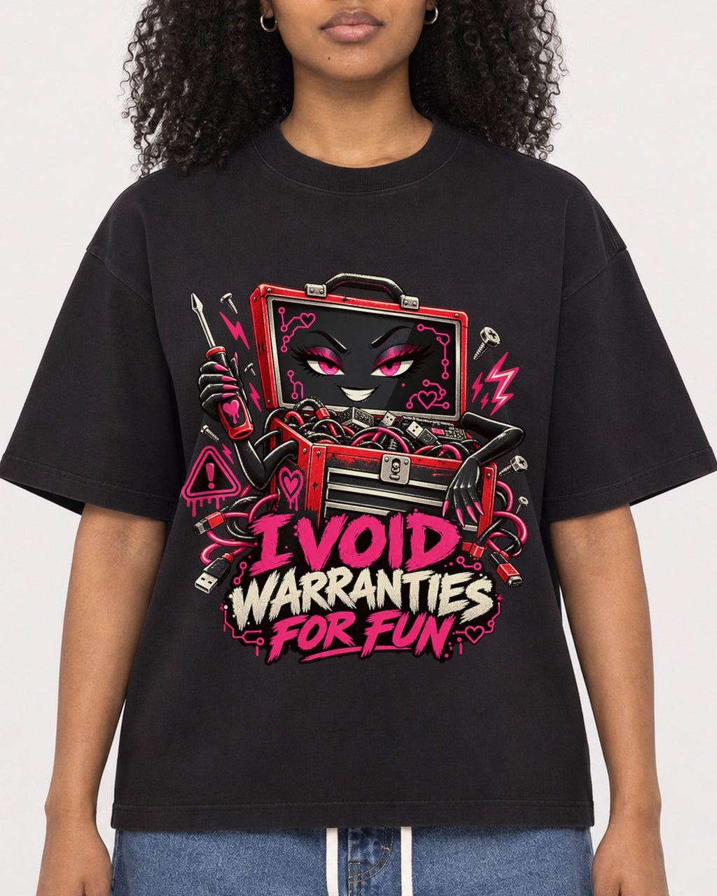 Mockup Boxy Heavyweight Tee Black female close-up 05