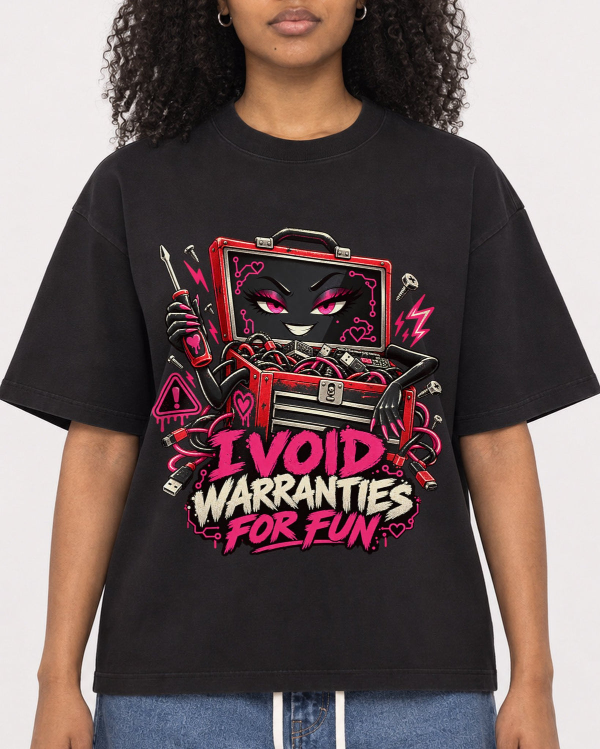 Mockup Boxy Heavyweight Tee Black female close-up 05