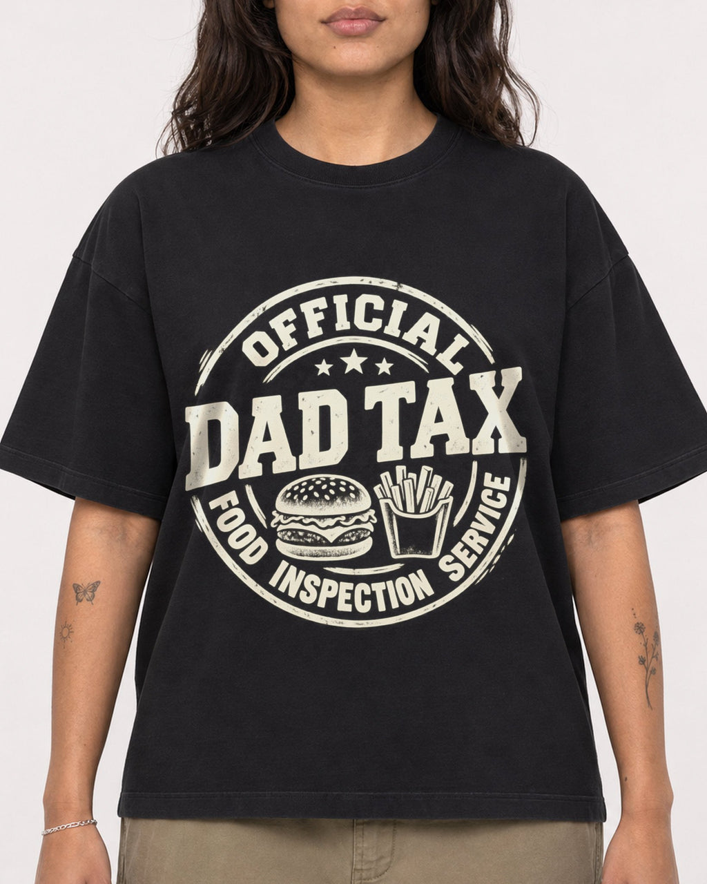 Mockup Boxy Heavyweight Tee Black female close-up 06