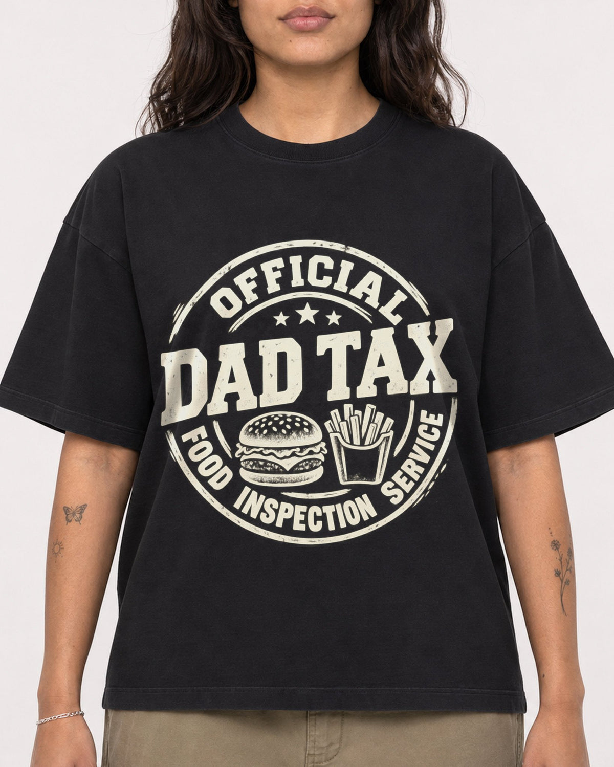 Mockup Boxy Heavyweight Tee Black female close-up 06