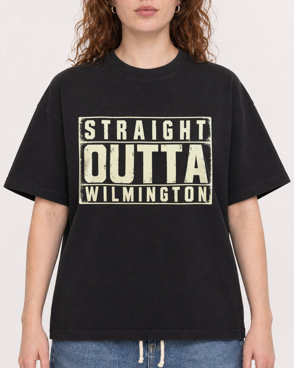 Mockup Boxy Heavyweight Tee Black female close-up 09