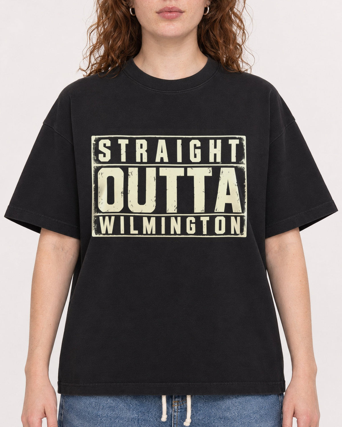 Mockup Boxy Heavyweight Tee Black female close-up 09