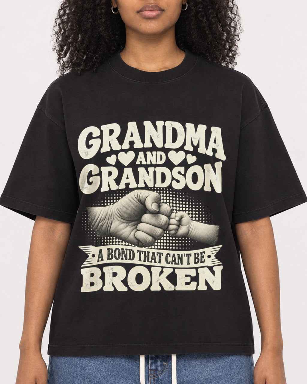 Mockup Boxy Heavyweight Tee Black female close-up 05