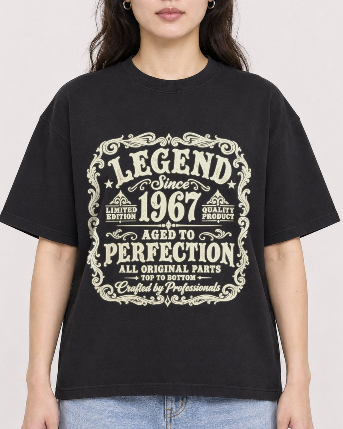 Mockup Boxy Heavyweight Tee Black female close-up 03