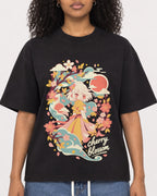 Mockup Boxy Heavyweight Tee Black female close-up 05