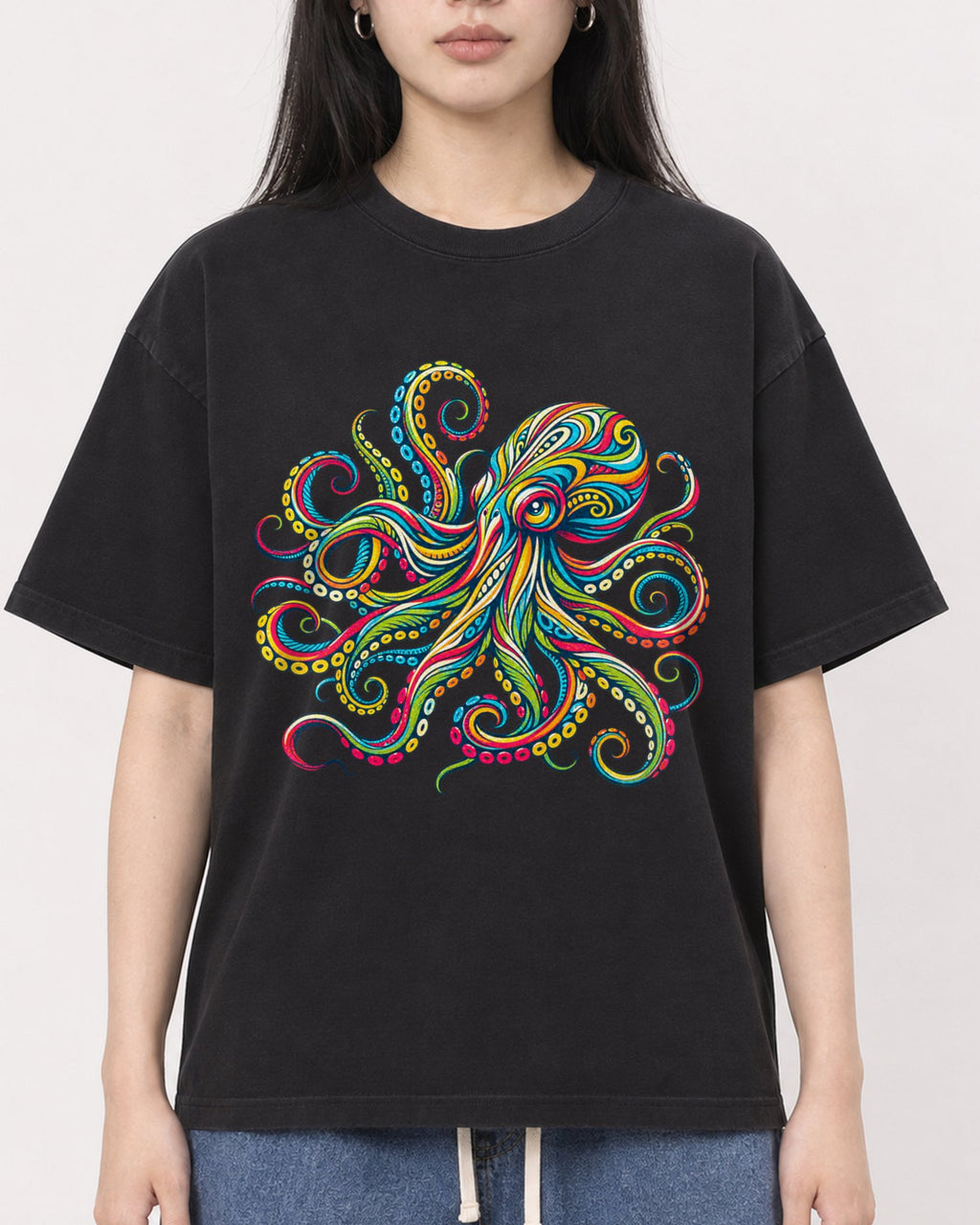 Mockup Boxy Heavyweight Tee Black female close-up 01