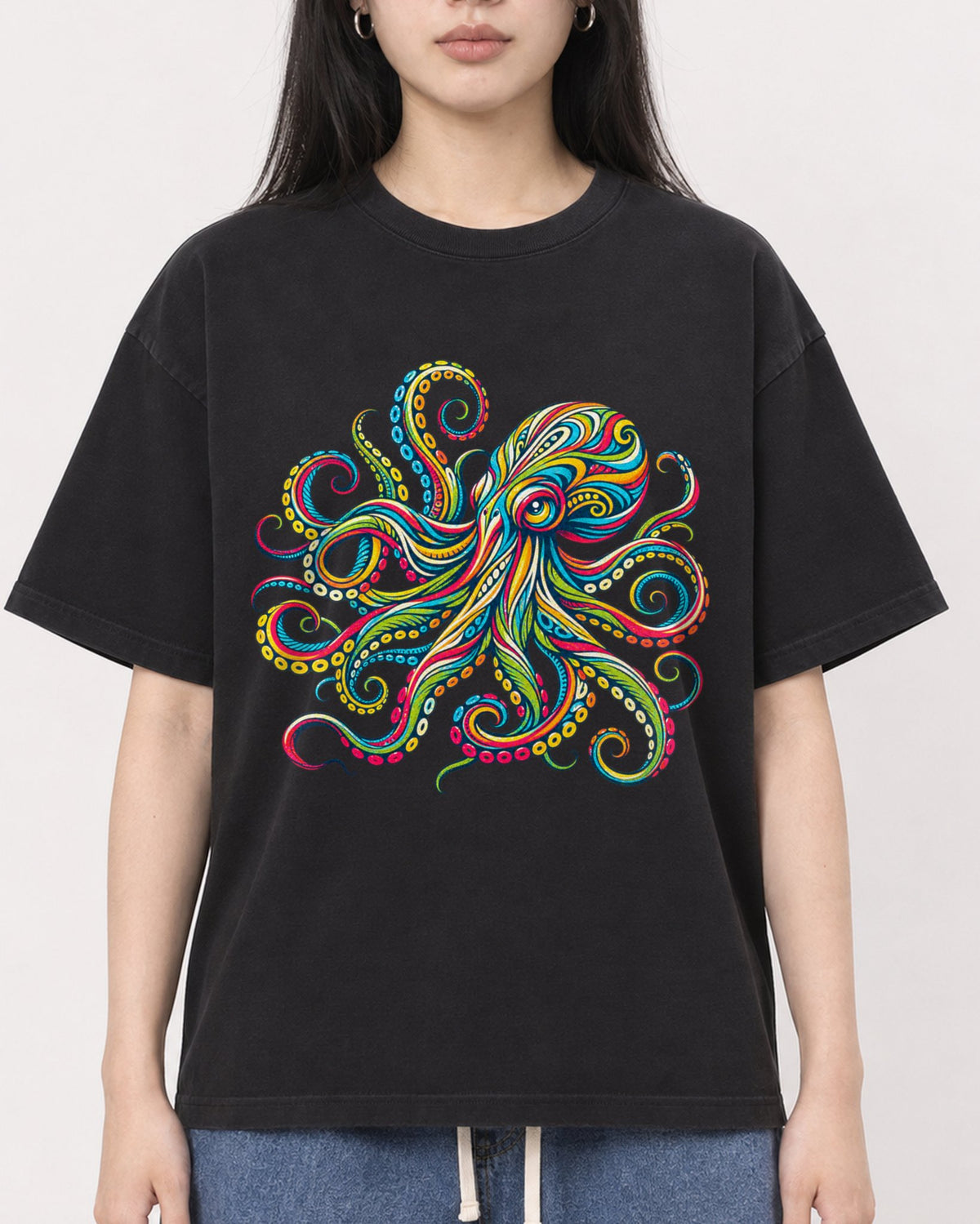 Mockup Boxy Heavyweight Tee Black female close-up 01
