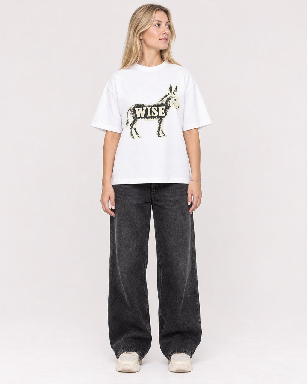 Mockup Boxy Heavyweight Tee White female full-body 08