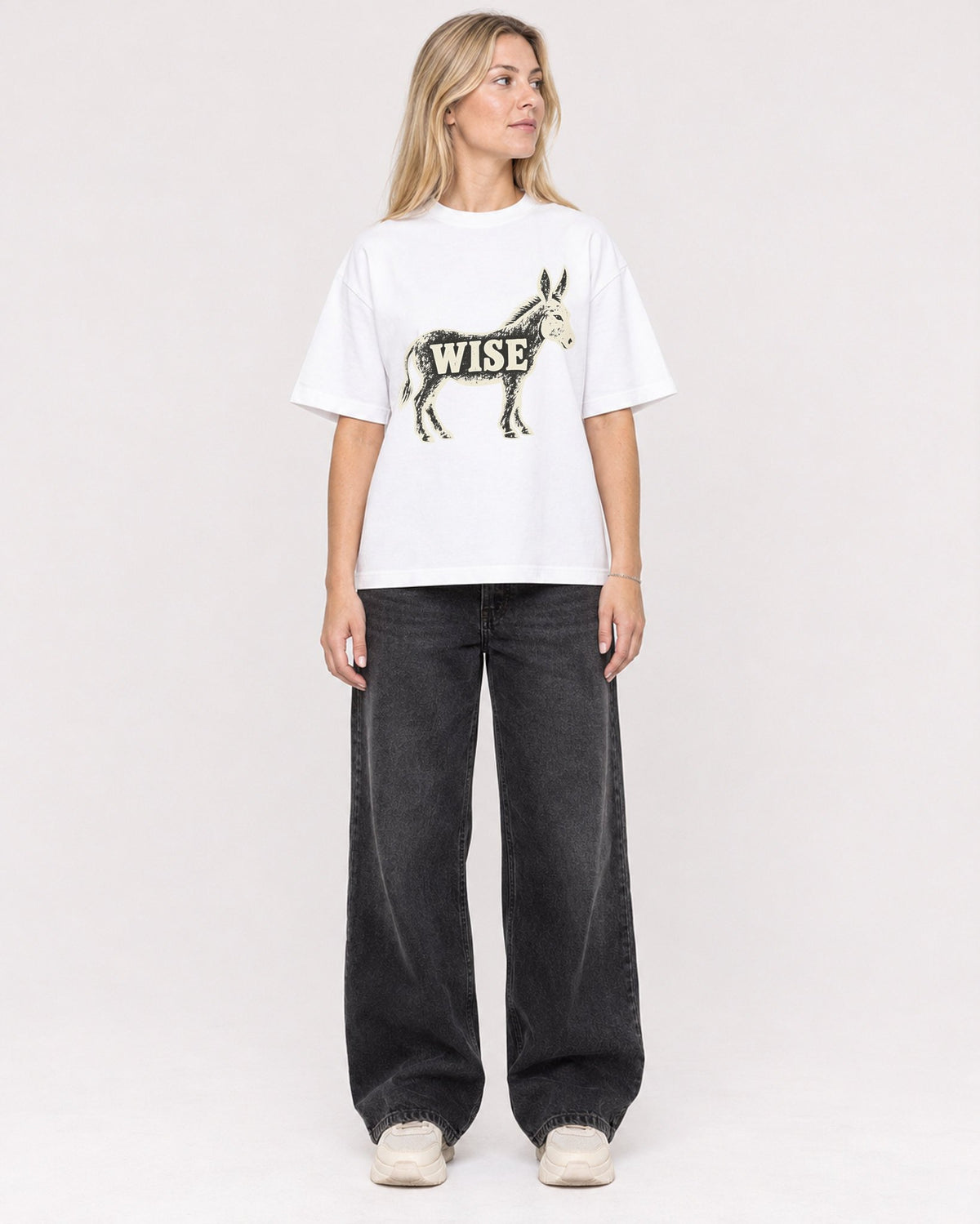 Mockup Boxy Heavyweight Tee White female full-body 08