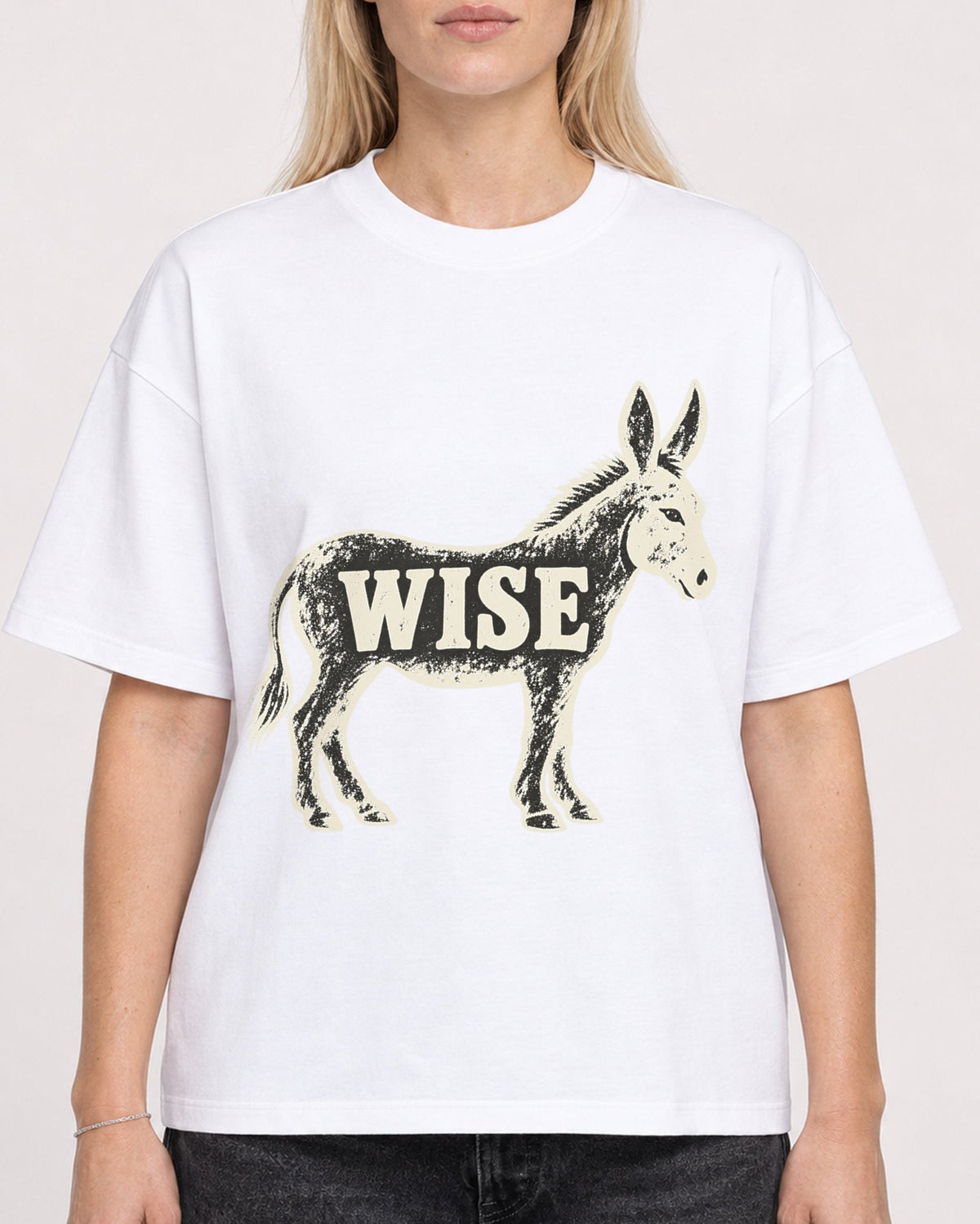 Mockup Boxy Heavyweight Tee White female close-up 08