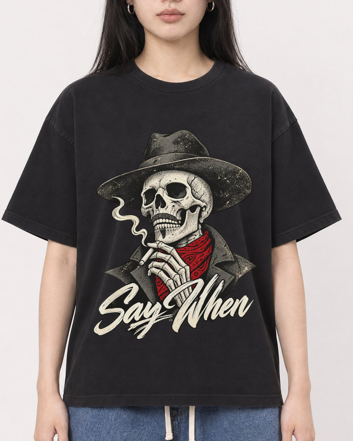 Mockup Boxy Heavyweight Tee Black female close-up 01
