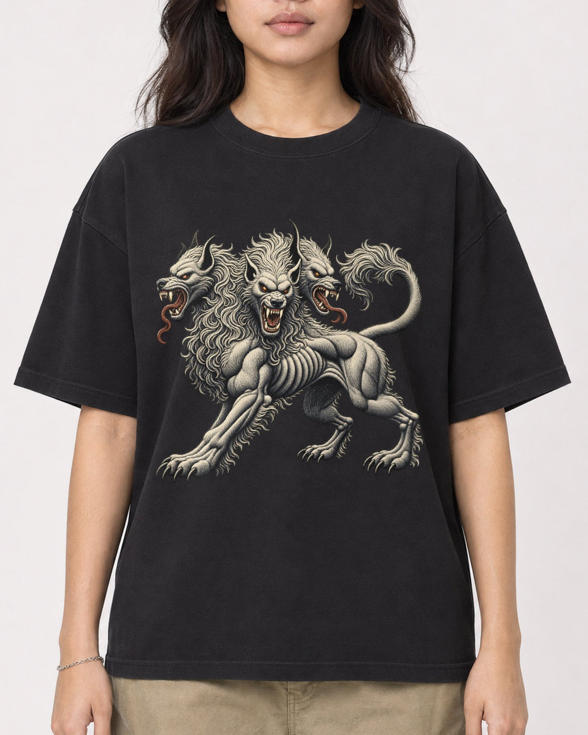 Mockup Boxy Heavyweight Tee Black female close-up 02