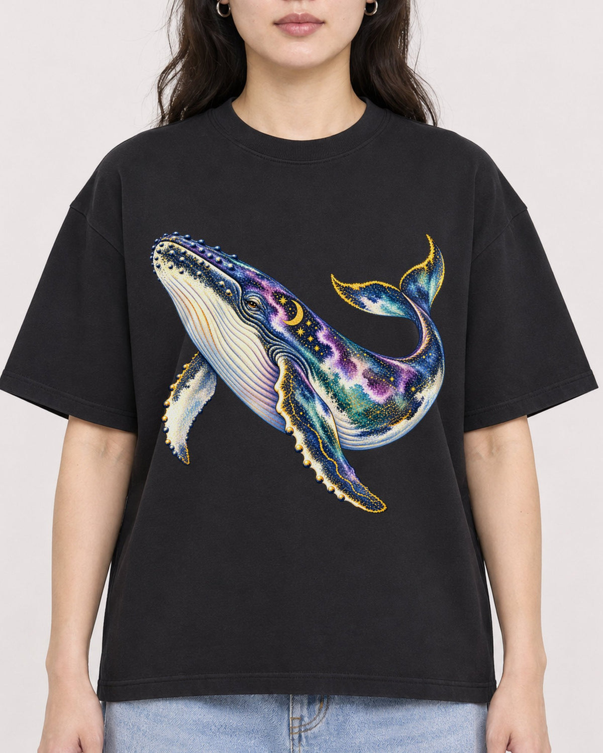 Mockup Boxy Heavyweight Tee Black female close-up 03