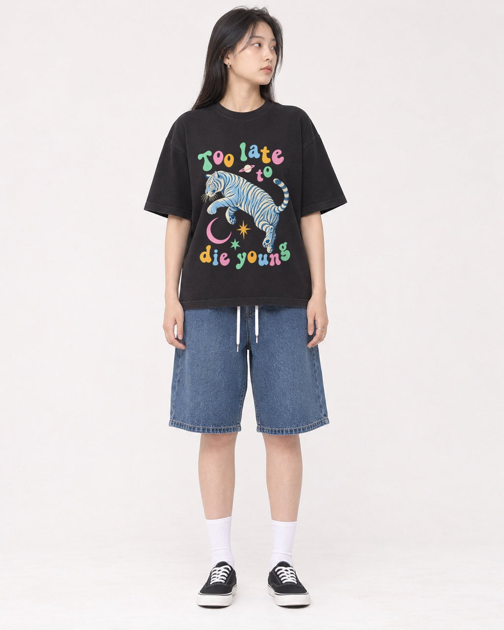 Mockup Boxy Heavyweight Tee Black female full-body 01