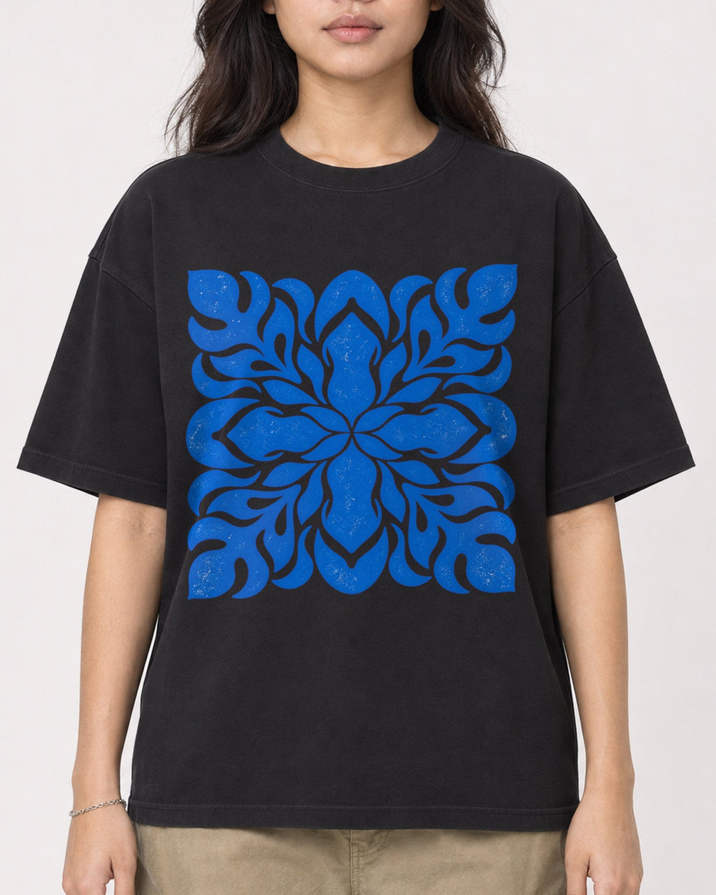 Mockup Boxy Heavyweight Tee Black female close-up 02