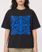 Mockup Boxy Heavyweight Tee Black female close-up 02