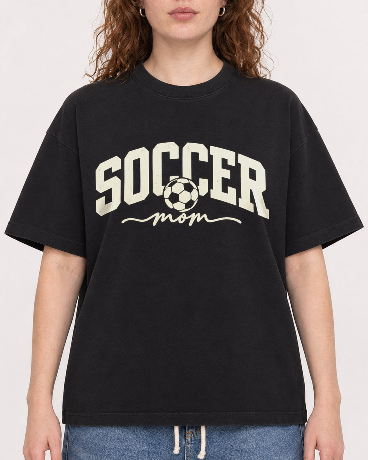 Mockup Boxy Heavyweight Tee Black female close-up 09