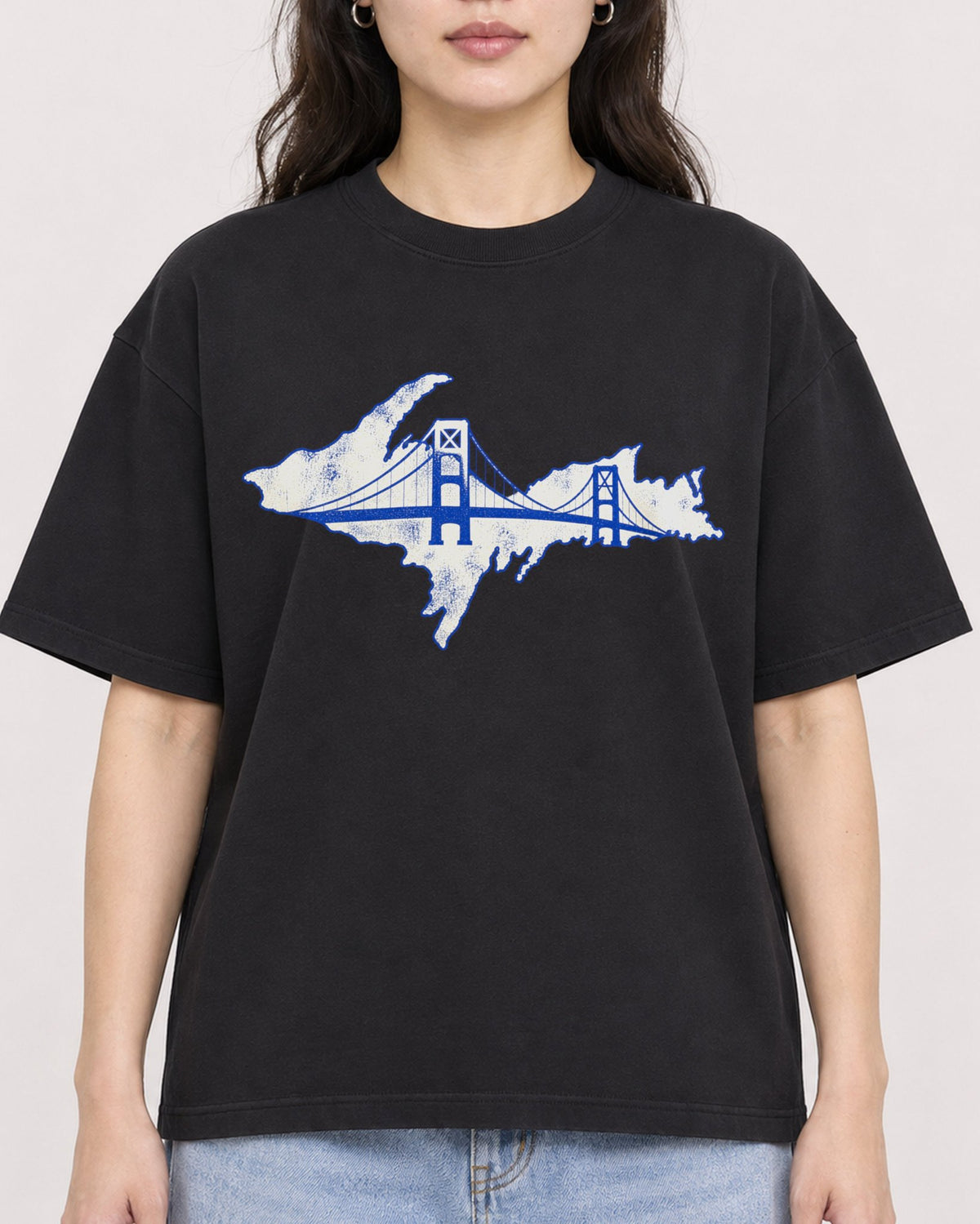 Mockup Boxy Heavyweight Tee Black female close-up 03