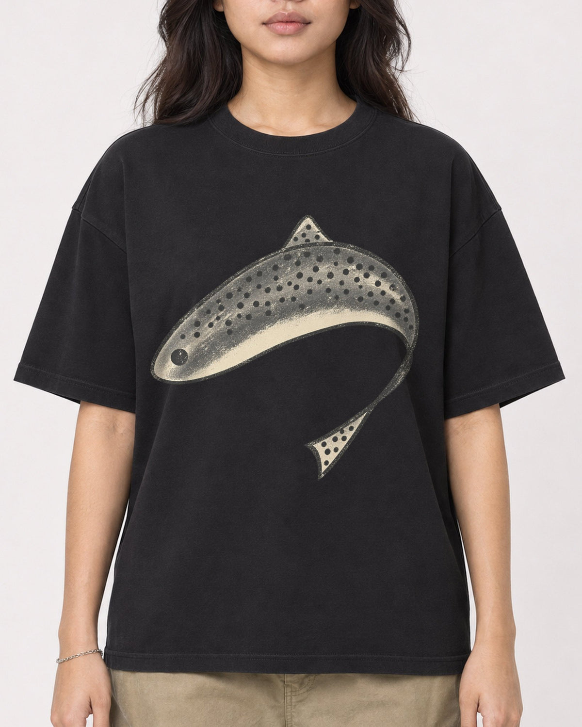 Mockup Boxy Heavyweight Tee Black female close-up 02