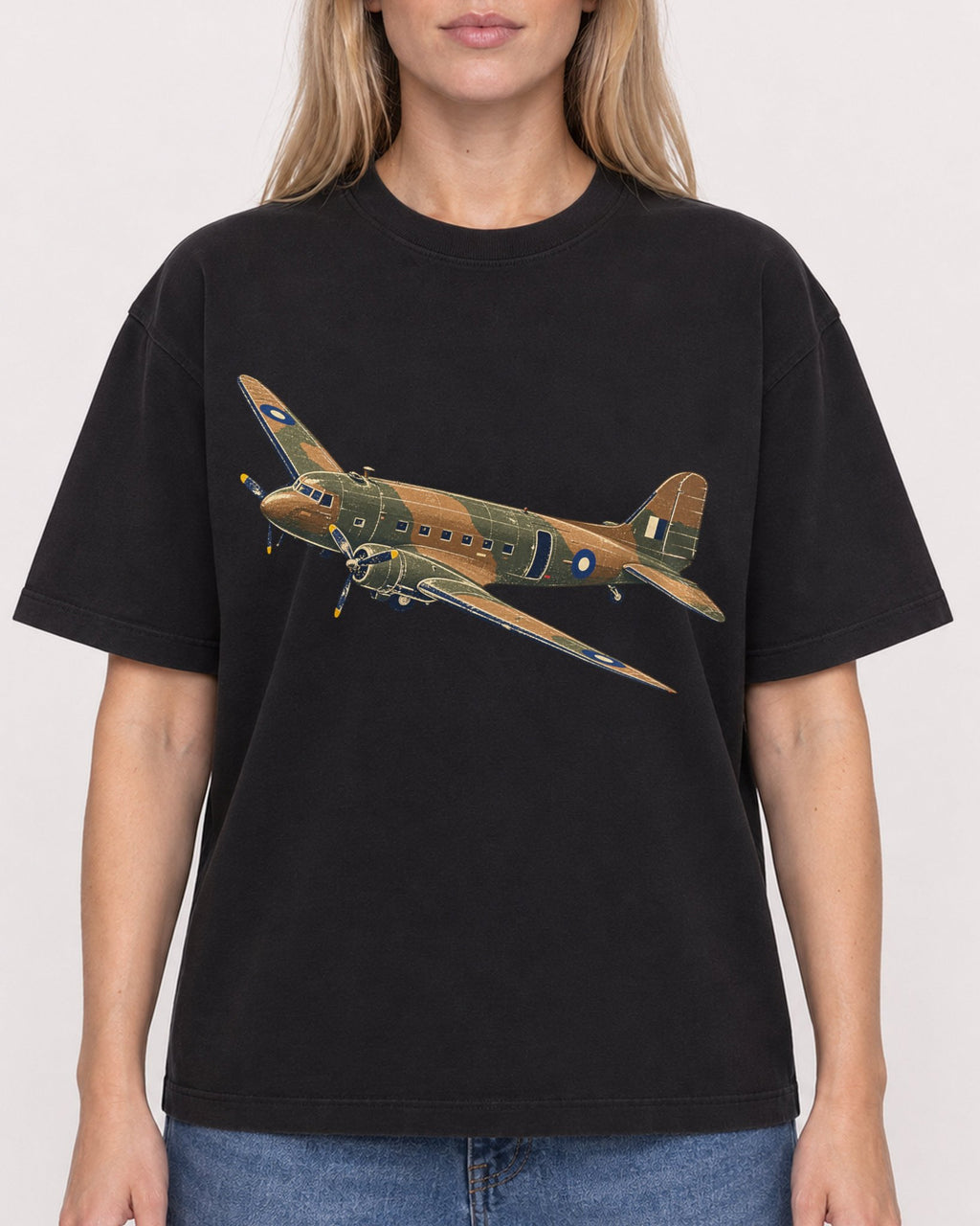 Mockup Boxy Heavyweight Tee Black female close-up 08